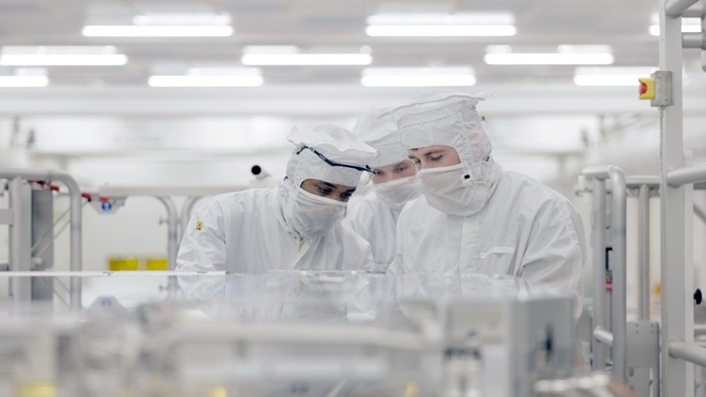 Photo d'employés utilisant la machine ASML